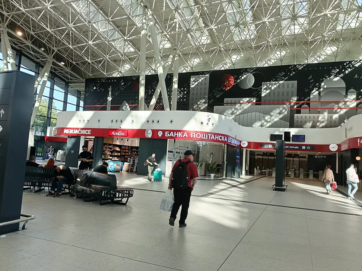 The ticket hall of Beograd Centar (Prokop) station, with kiosks, a currency exchange and arrivals gates