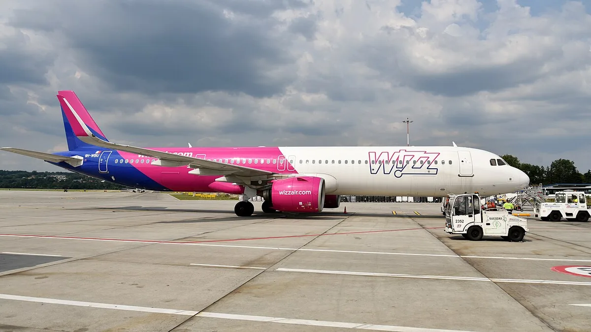 A Wizz Air Airbus A321neo in the airline pink-and-purple livery