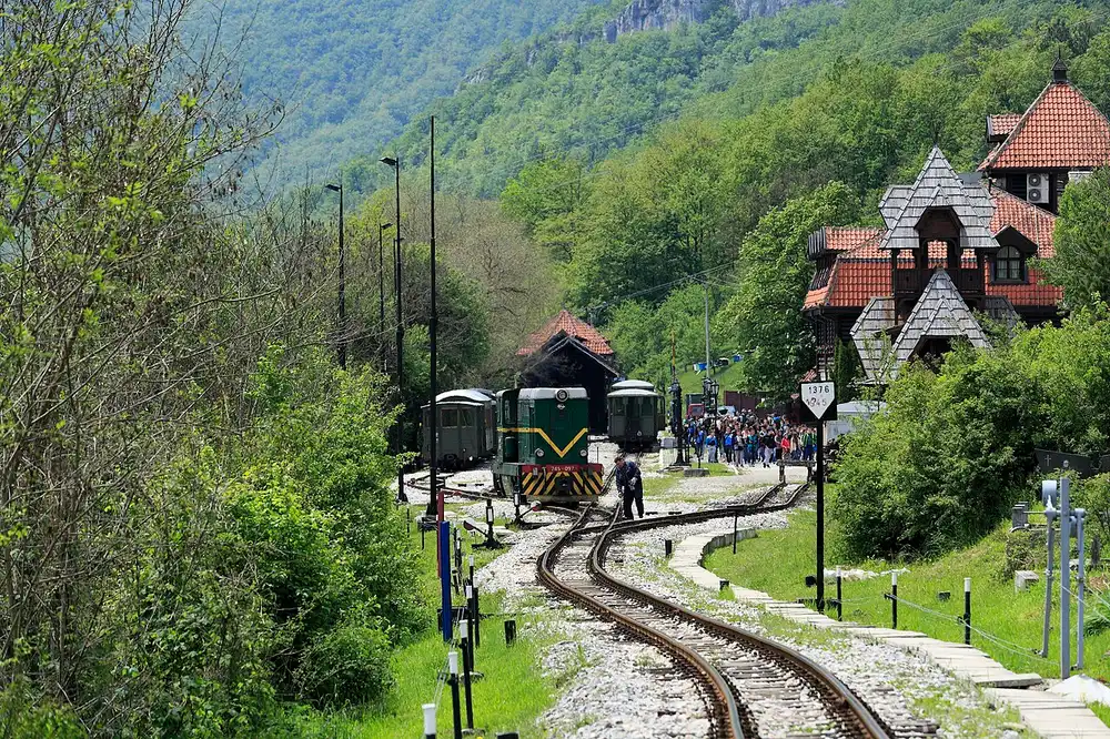 A narrow-gauge locomotive standing at Mokra Gora station on the Šargan Eight