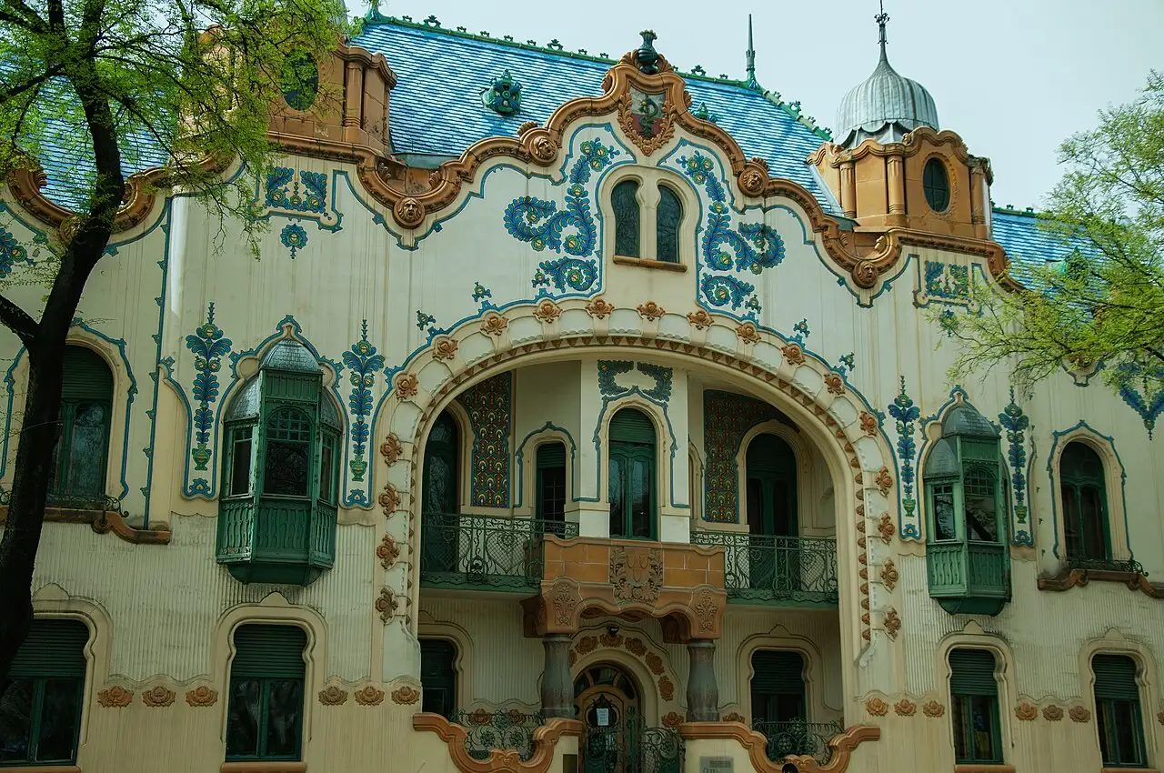 The full facade of Raichle Palace in Subotica with its blue floral ornament and green woodwork