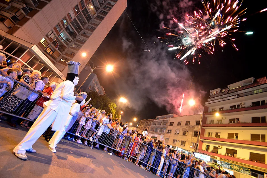Crowds and fireworks at the opening of the Roštiljijada grill festival in Leskovac at night