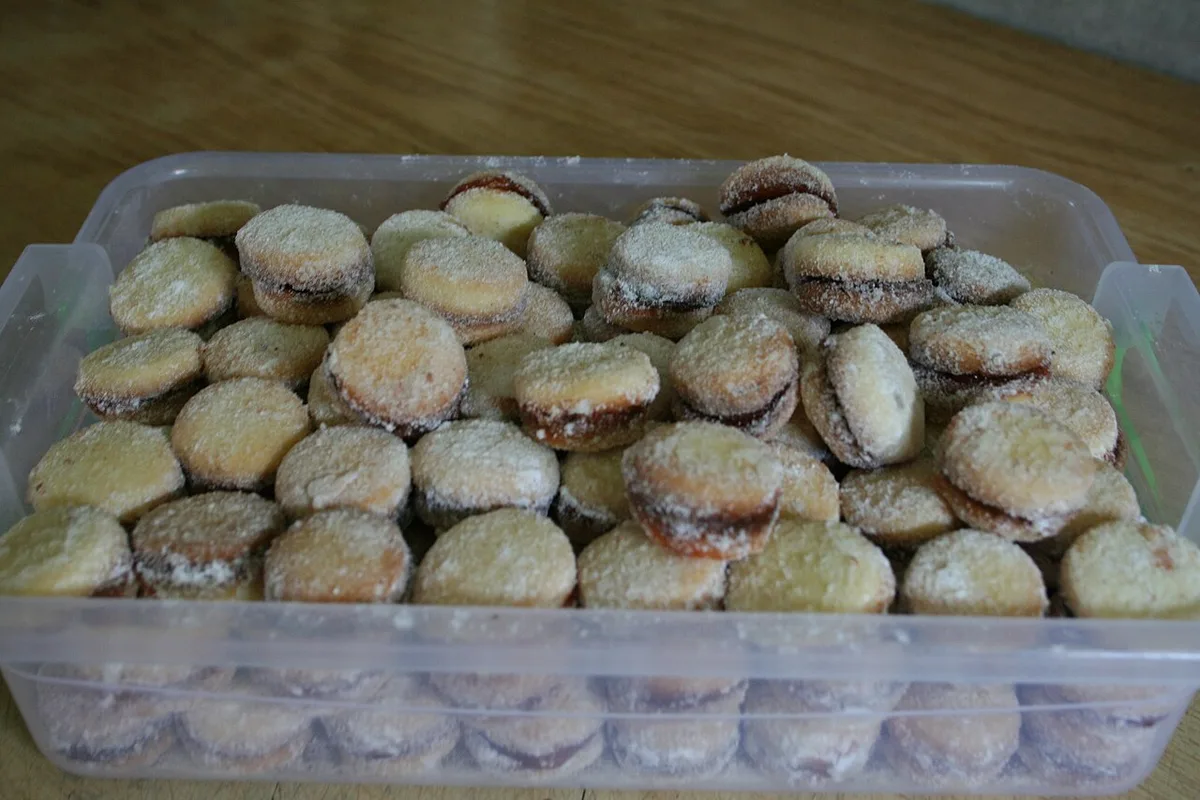 A tub of vanilice, small sugar-dusted Serbian sandwich cookies filled with jam