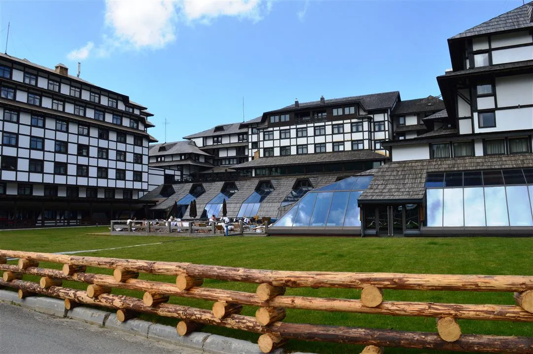 Glazed spa pavilions and sun terrace in front of a large hotel in the centre of Kopaonik
